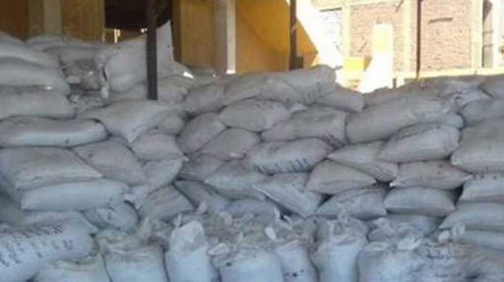 بالفيديو _ضبط 8.700 طن من الأعلاف مجهولة المصدر داخل مصنع بدون ترخيص فى حملة لتموين الغربية