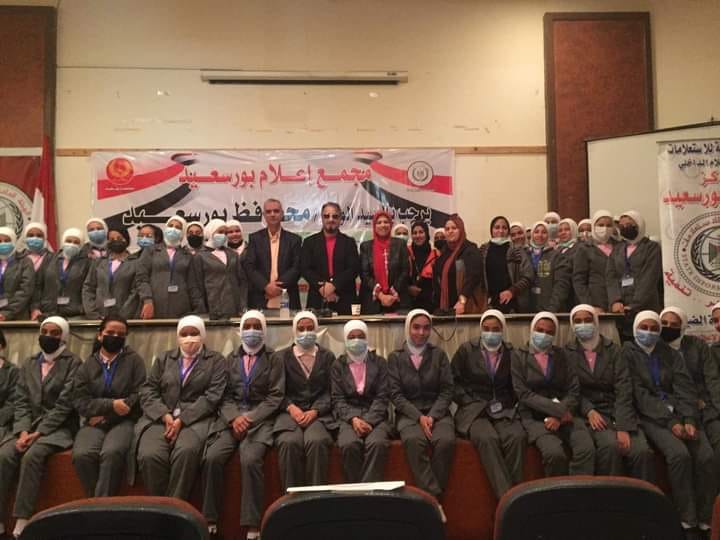 متابعة : علاء حمدي نظم مركز إعلام بورسعيد ندوة بعنوان " الإسلام وتنظيم الأسرة " في إطار حملة الإعلام السكانى التى اطلقها قطاع الإعلام الداخلي بالهيئة العامة للاستعلامات تحت شعار ( سعادتك وصحتك فى تنظيم أسرتك ) لطالبات مدرسة بورسعيد النموذجية الثانوية الفنية للتمريض ضمن زيارة قامت بها المدرسة لمجمع إعلام بورسعيد للتعرف على الأنشطة التى يقدمها مركز إعلام بورسعيد حيث تمت الزيارة بحضور الأستاذ عصام صالح مدير المركز والأستاذة نيفين بصلة مسئول الإعلام السكاني و من فريق العمل بالمدرسة الأستاذة هبه الشربينى اخصائي اجتماعى والأساتذة منى فاروق و الأستاذة مروه العزبى تحت اشراف الدكتورة انجى ابراهيم الغريب مديرة المدرسة و حاضر خلال الندوة فضيلة الشيخ ياسر مجاهد رئيس اللجنة الدينية بالمجلس الأعلى للثقافة ببورسعيد . واستهل الأستاذ عصام صالح اللقاء بالحديث عن أهمية الزيارة و الندوة للتعريف بأنشطة مركز إعلام بورسعيد و دوره الهام في التوعية بقضايا التنمية الهادفة لتطوير المجتمع و أن القضية السكانية و توعية الشباب بكافة جوانبها في مقدمة تلك القضايا . و تحدث الشيخ ياسر مجاهد مؤكداً ان الاسلام دين يتماشى مع الفطرة الانسانية السليمة ويراعى حاجات الناس بما يعود عليهم بالخير والسعادة فى حياتهم و أنه وضع ضوابط لجميع امور حياتنا وأن تنظيم الاسرة يساعد علي حسن تربية الابناء ليكون لهم دور في بناء المجتمع . وأكد على أن الخالق سبحانه و تعالى قد منح الانسان عقلاً يفكر به ويختار بين البدائل التى تهدى له حياة افضل وقد أعطى الرسول الكريم صلى الله عليه وسلم للانسانية منهج للاختيار والحصول على الأفضل فقال " أنتم أعلم بشئون دنياكم " وتنظيم الأسرة احد الركائز التى يبنى عليها المجتمع حيث يراعى فيه حقوق الجميع فالقضية ليست بكثرة العدد ولكن بالكيف فقال عليه الصلاة والسلام " المؤمن القوى خير وأحب الى الله من المؤمن الضعيف وفى كل خير " صدق رسول الله . وأكد مجاهد على أن الاسلام أباح وسائل تنظيم الأسرة فلا تعارض مع الدين بما يحقق للانسان السعادة فى الحياة و أن تنظيم الاسرة يساعد الأسرة على العيش بصحة وسعادة وفي إطار إمكانياتها ومسؤلياتها و ضرورة أن يقوم الزوجان بتخطيط توقيت إنجاب الأطفال وعددهم والفترة الزمنية التي تمر بين إنجاب كل طفل وآخر وذلك بغرض تقليل احتمال تعرض الأمهات والأطفال لمخاطر الحمل والولادة في المراحل الخطرة من العمر . وفى سياق متصل أشار الشيخ ياسر الى أن المباعدة بين فترات الانجاب تحافظ علي صحة الام وتعطي الطفل حقه في الرضاعة الطبيعية كما قال الله تعالي " والوالدات يرضعن أولادهن حولين كاملين لمن أراد أن يتم الرضاعة " صدق الله العظيم و ان تنظيم الأسرة يساعد علي توفير الجو النفسي الملائم لنمو الطفل في بيئة اجتماعية وصحية ونفسية متوازنة ويخفف الأعباء عن الأسرة مما يوفر فرصة تقديم مستوى جيد من التغذية والرعاية الصحية والتعليم والترفيه للأبناء لأن كل انسان مسؤول أمام الله عن أسرته و أولاده ولهذا فتنظيم الاسرة يساهم في بناء مجتمع قوي قادر علي الانتاج وليس محمل بالهموم والأعباء كما أن الإسلام يدعو للغنى وليس الفقر ويدعو للارتقاء بالمجتمع والأسرة و أن إضاعة المرء لمن يعول ليس فقط بعدم الإنفاق المادى بل يكون أيضًا بالإهمال فى التربية الخلقية والدينية والاجتماعية فالواجب على الآباء أن يحسنوا تربية أبنائهم دينيا وجسميا وعلميا وخلقيا ويوفروا لهم ما هم فى حاجة إليه من عناية مادية ومعنوية.
