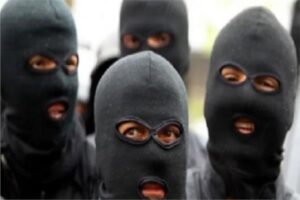 ملثمون